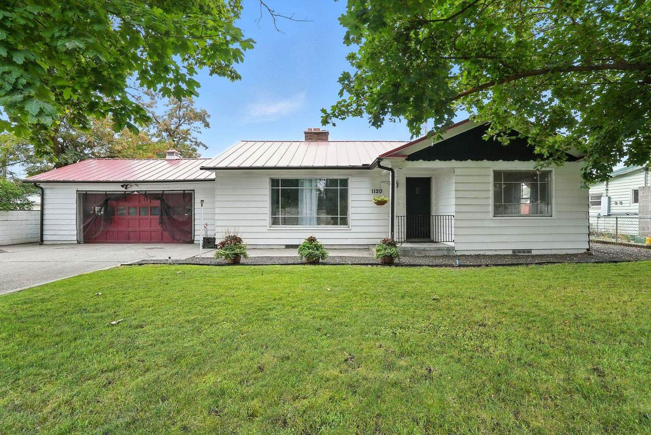 1120 Wellesley Ave - Photo 1