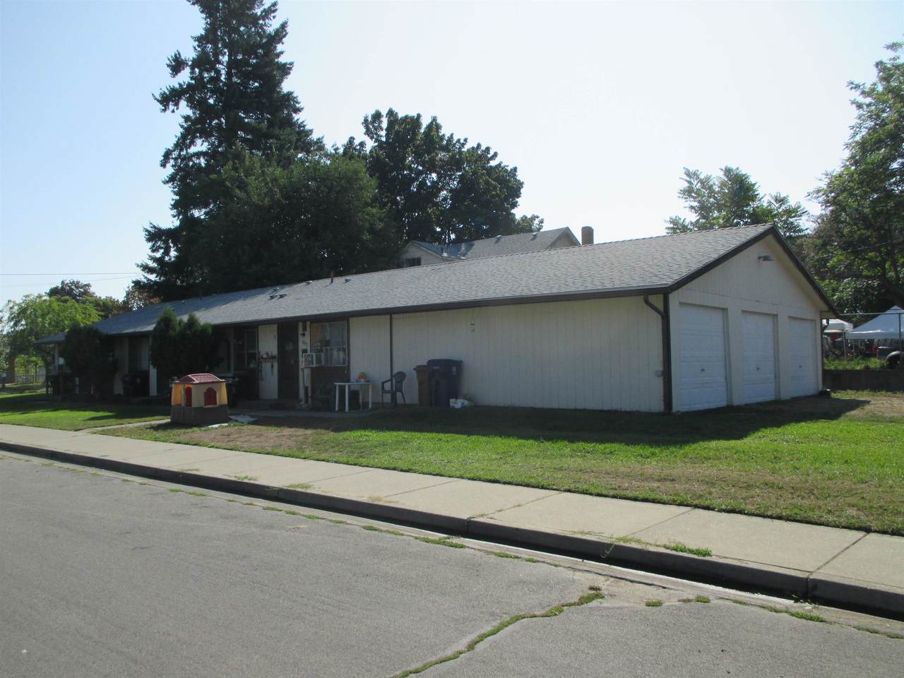 1902 Everett Ave - Photo 1