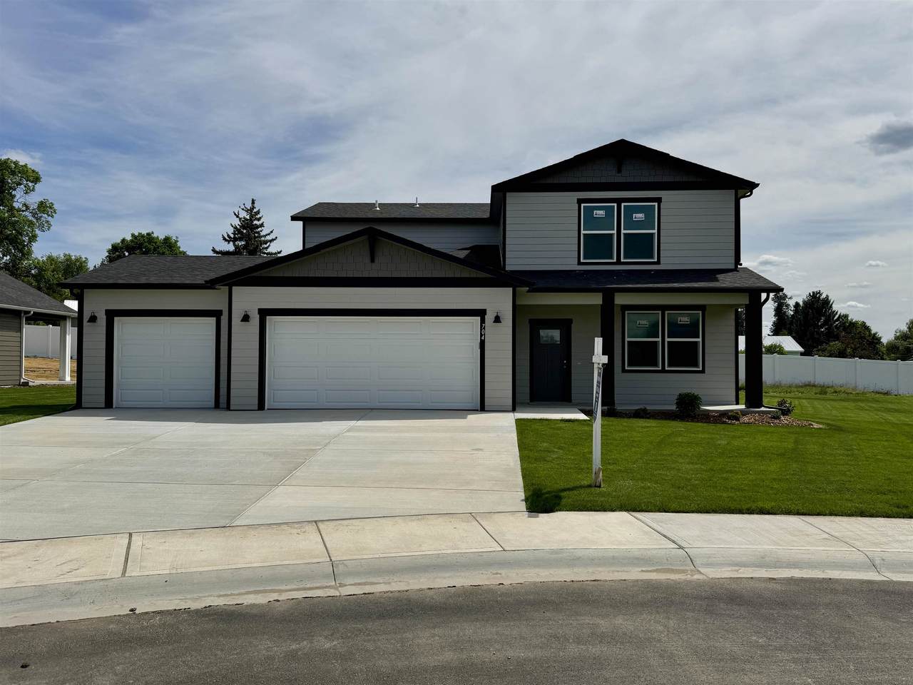 704 4th St - Photo 1