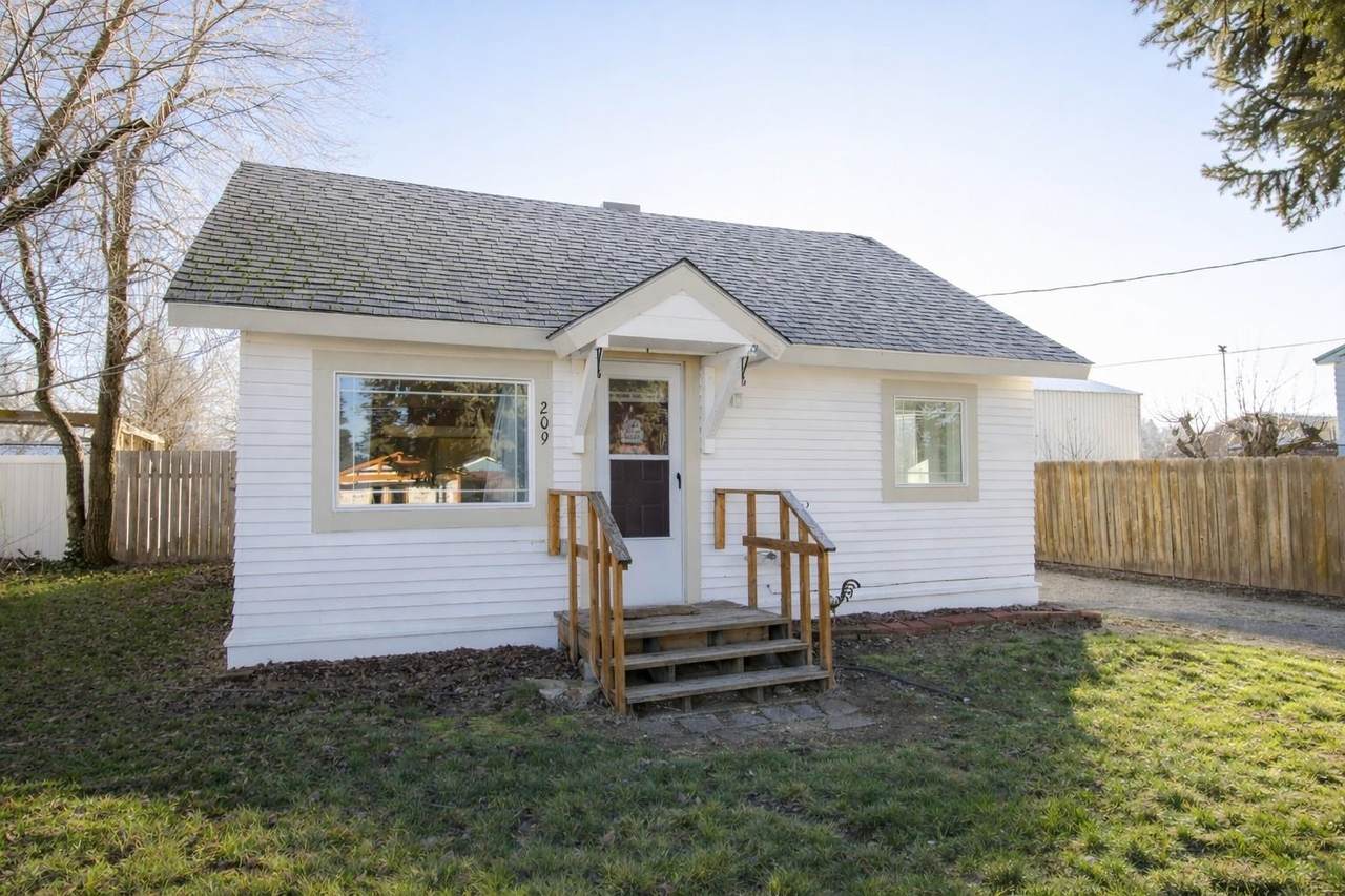 209 Crawford Ave - Photo 1