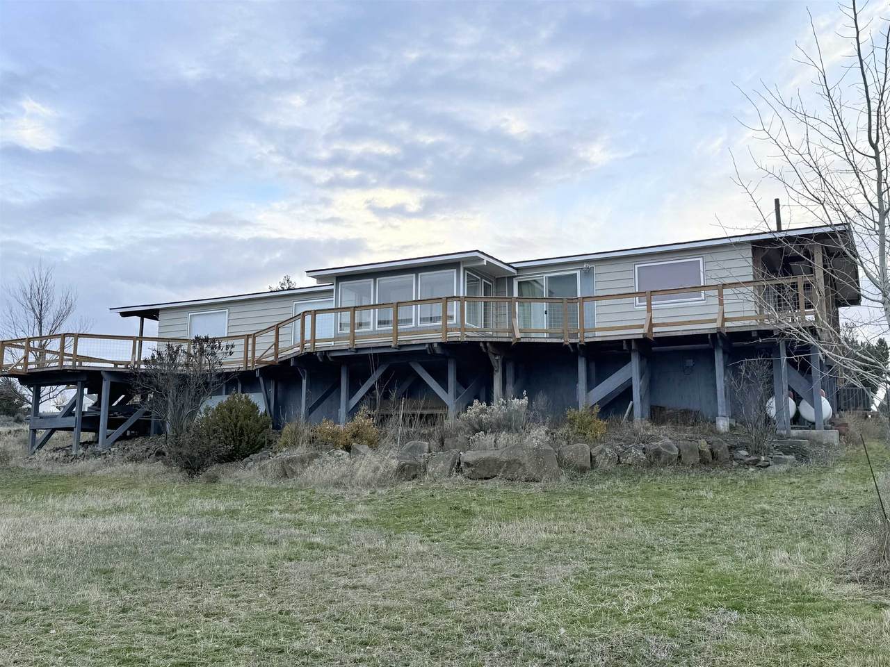 411 College Ave - Photo 1