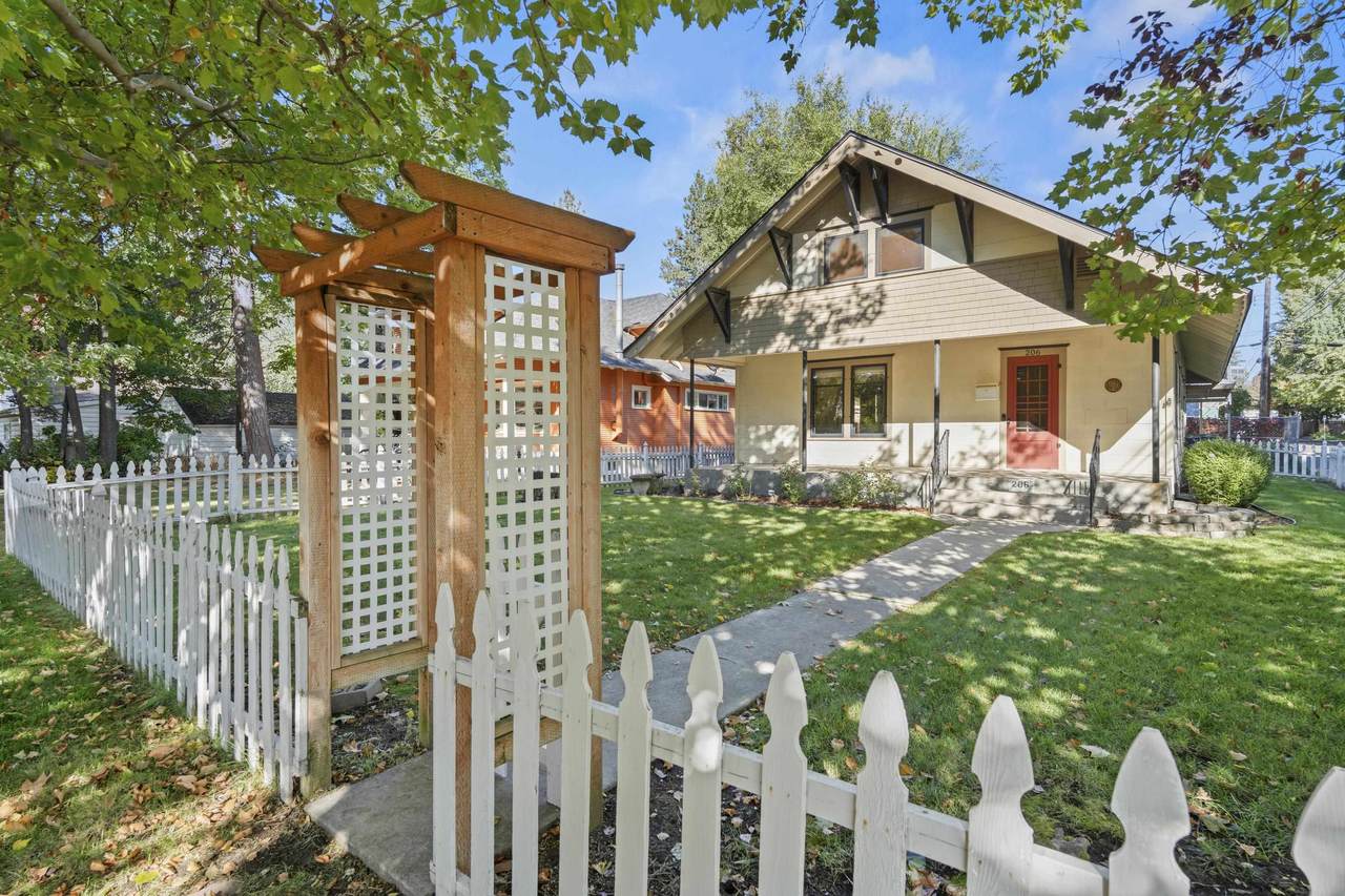 206 Waverly Pl - Photo 1