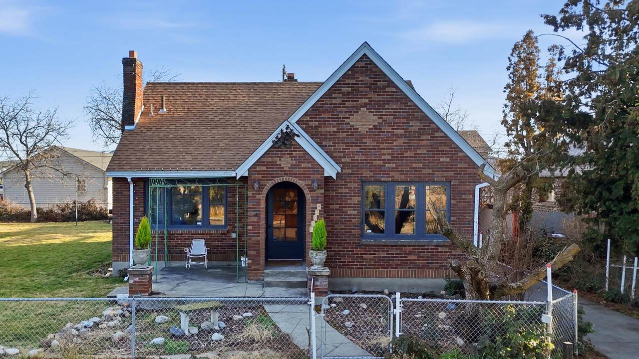 5038 Commerce Ave - Photo 1