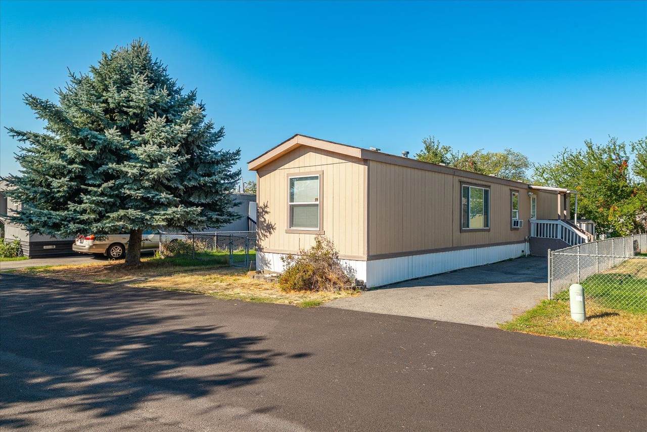 21725-9 Wellesley Ave - Photo 1