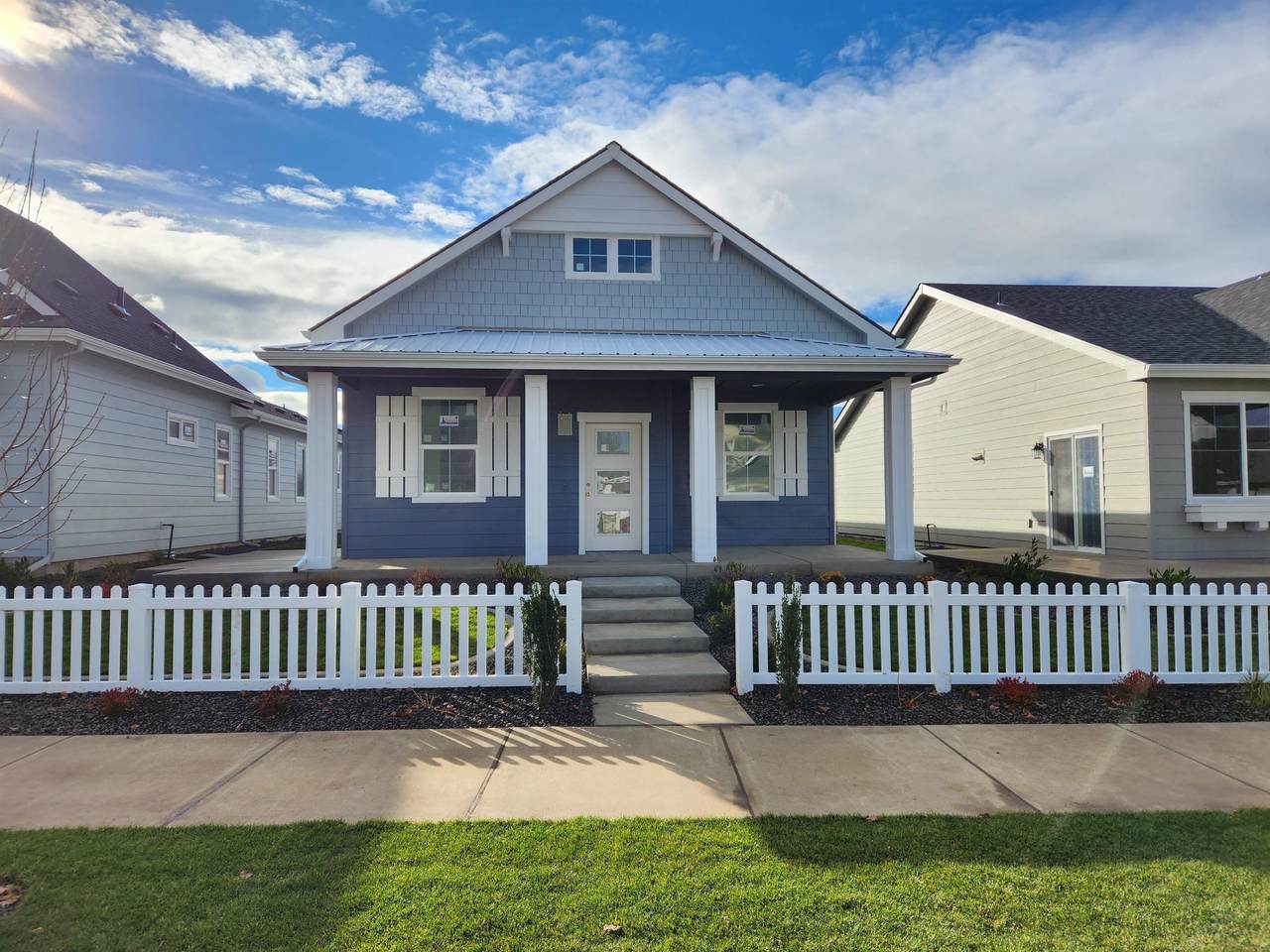 23012 Edgewater Ln - Photo 1