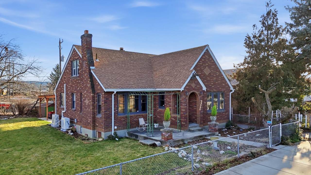 5038 Commerce Ave - Photo 1
