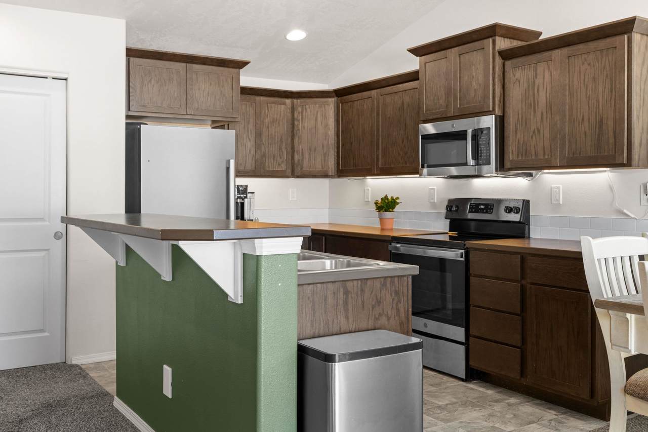 https://bt-photos.global.ssl.fastly.net/sarmls/1280_boomver_1_202614455-1.jpg