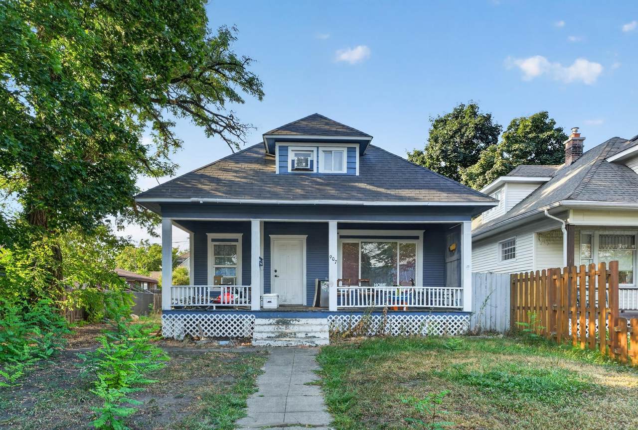 907 Montgomery Ave - Photo 1