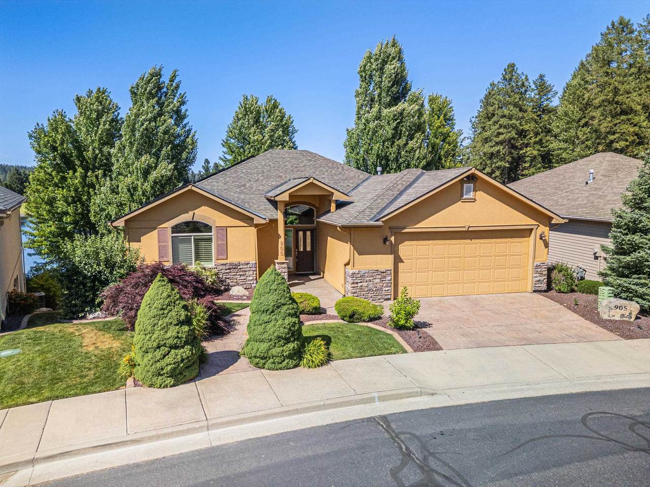 905 Lakeview Ln - Photo 1