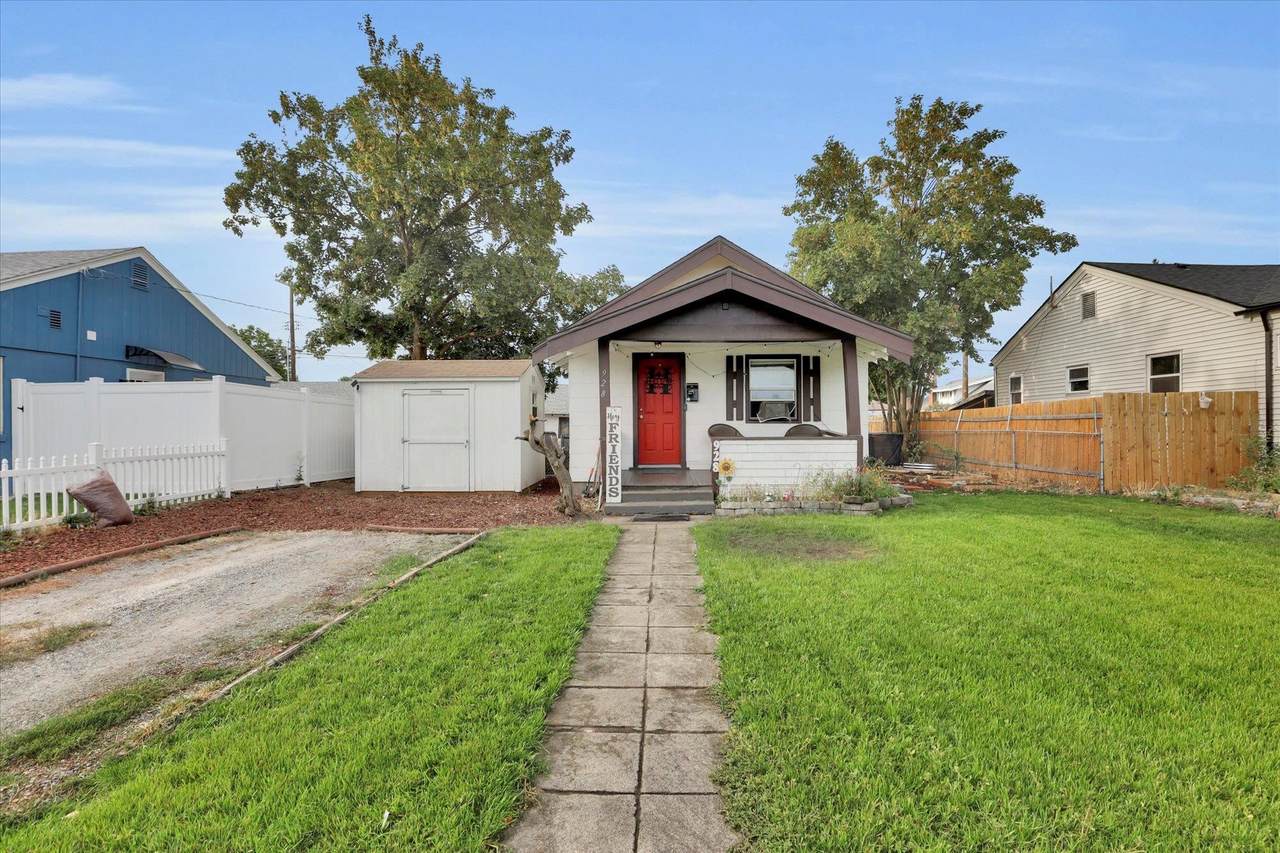 928 Montgomery Ave - Photo 1