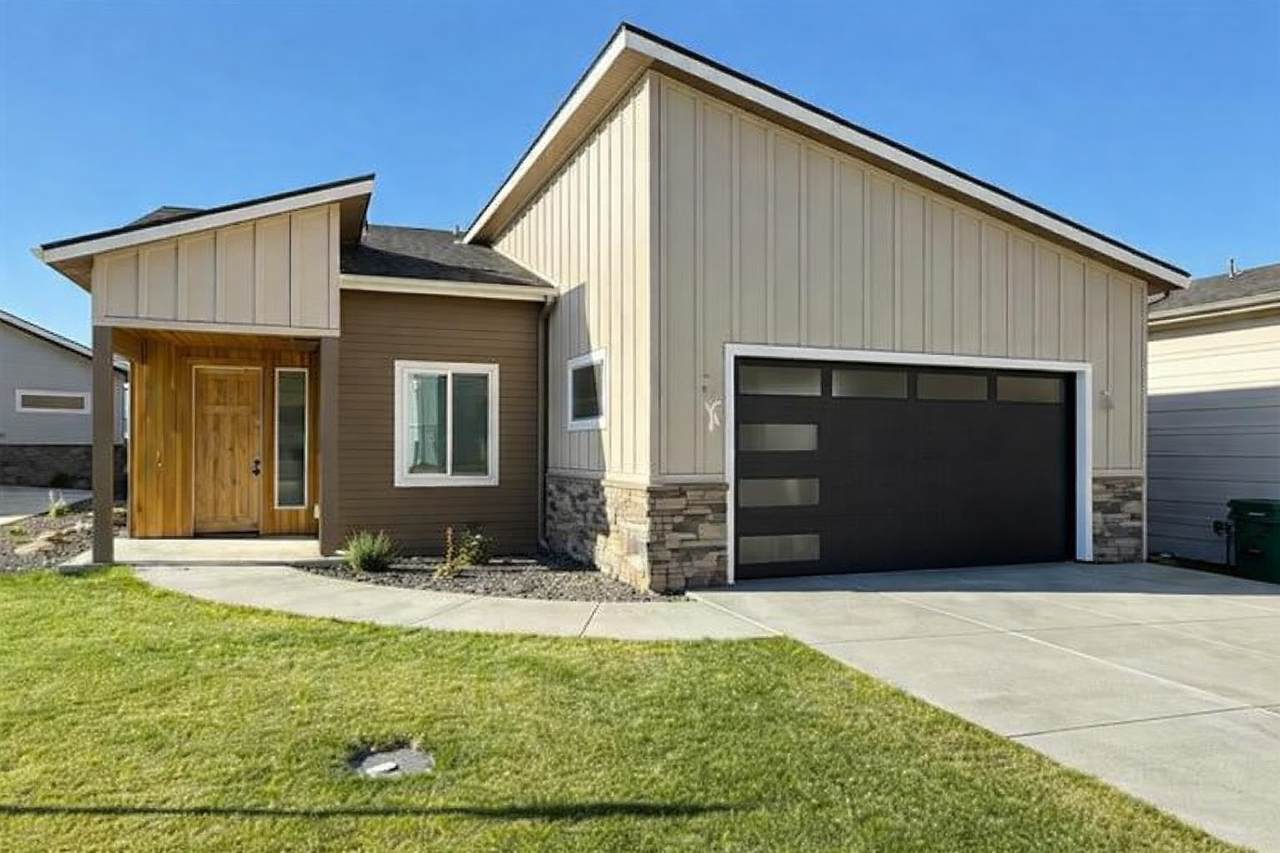 4215 Bush Ave - Photo 1