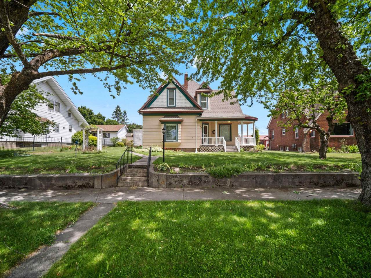 218 Broadway St - Photo 1