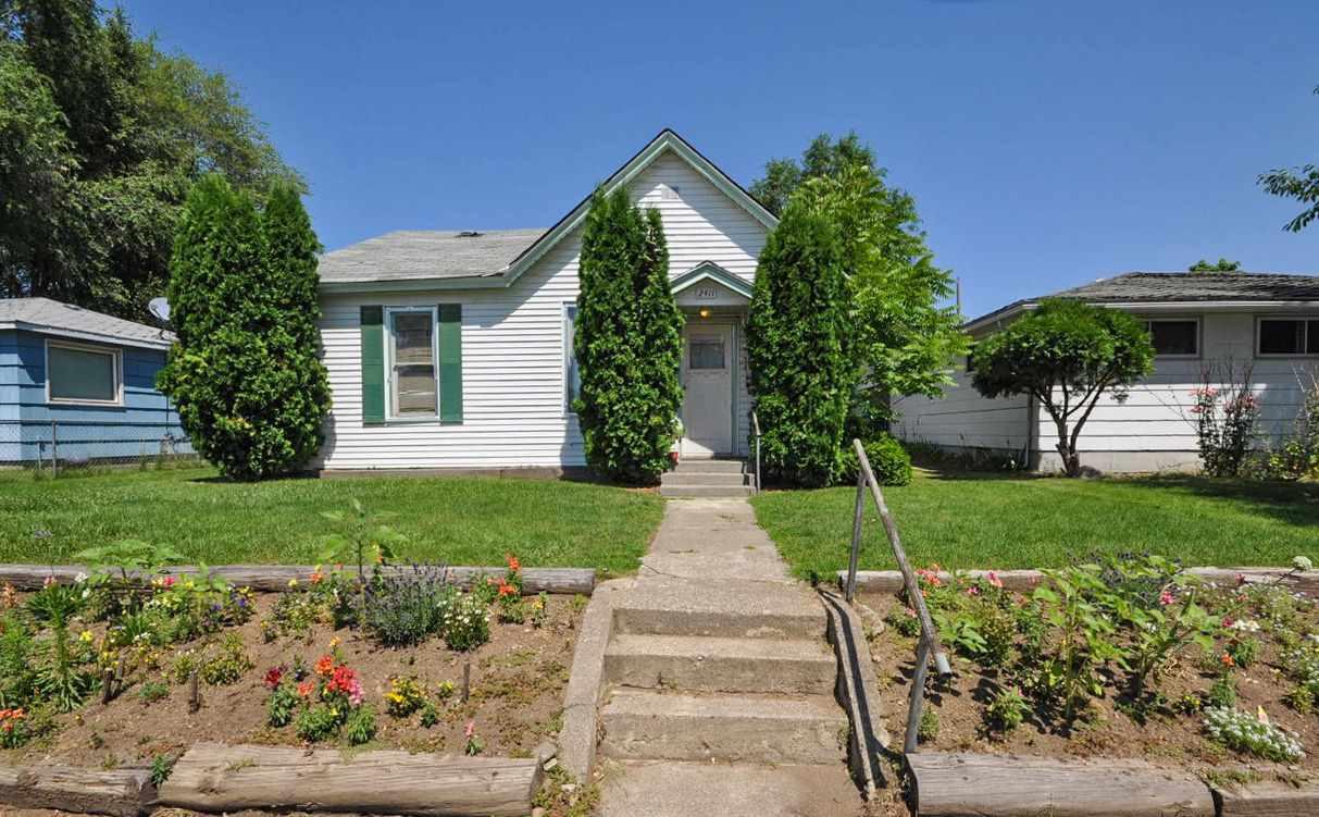 2411 Rowan Ave - Photo 1