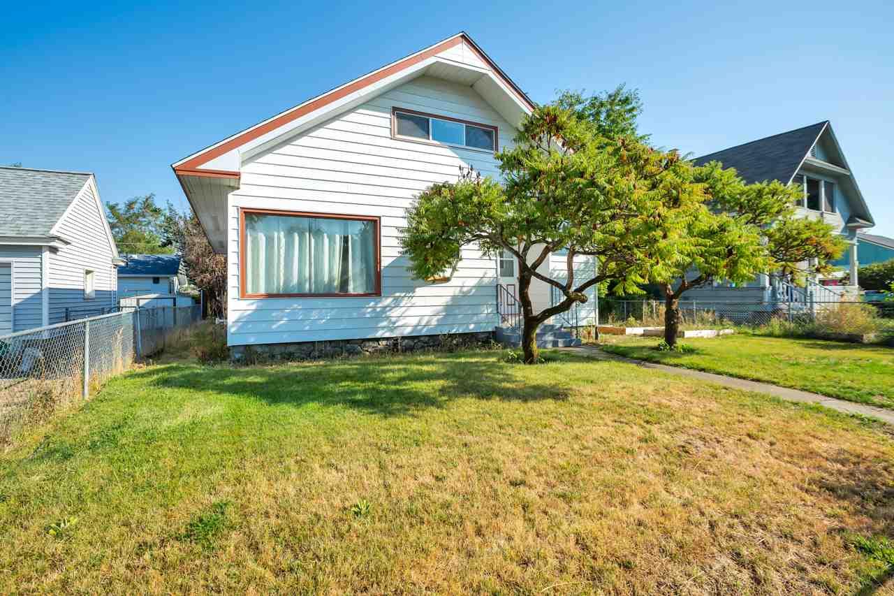1122 Montgomery Ave - Photo 1