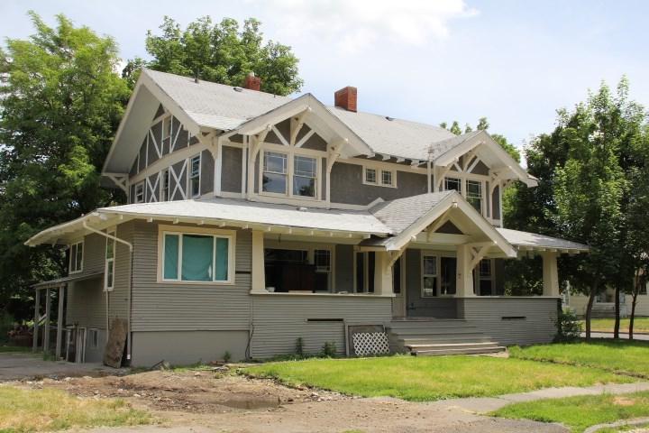 3004 Lincoln St - Photo 1