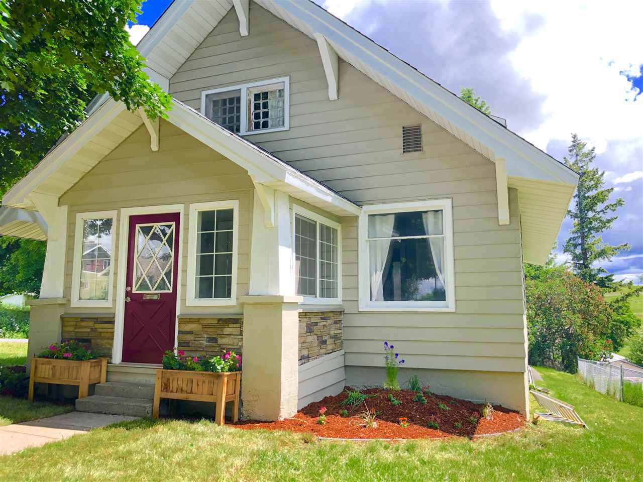 304 Broadway St - Photo 1