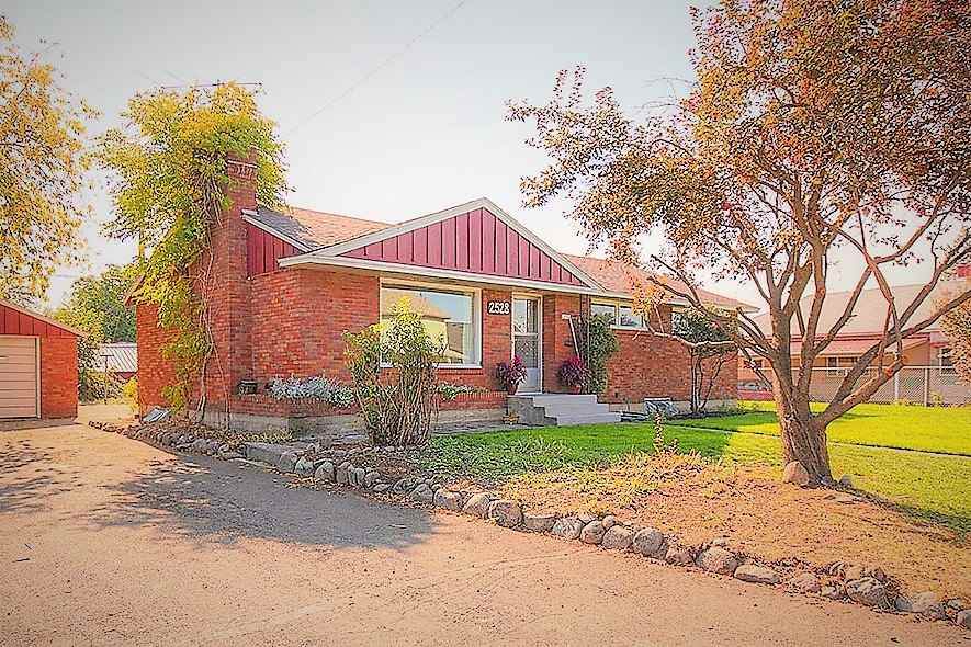 2528 Wellesley Ave - Photo 1