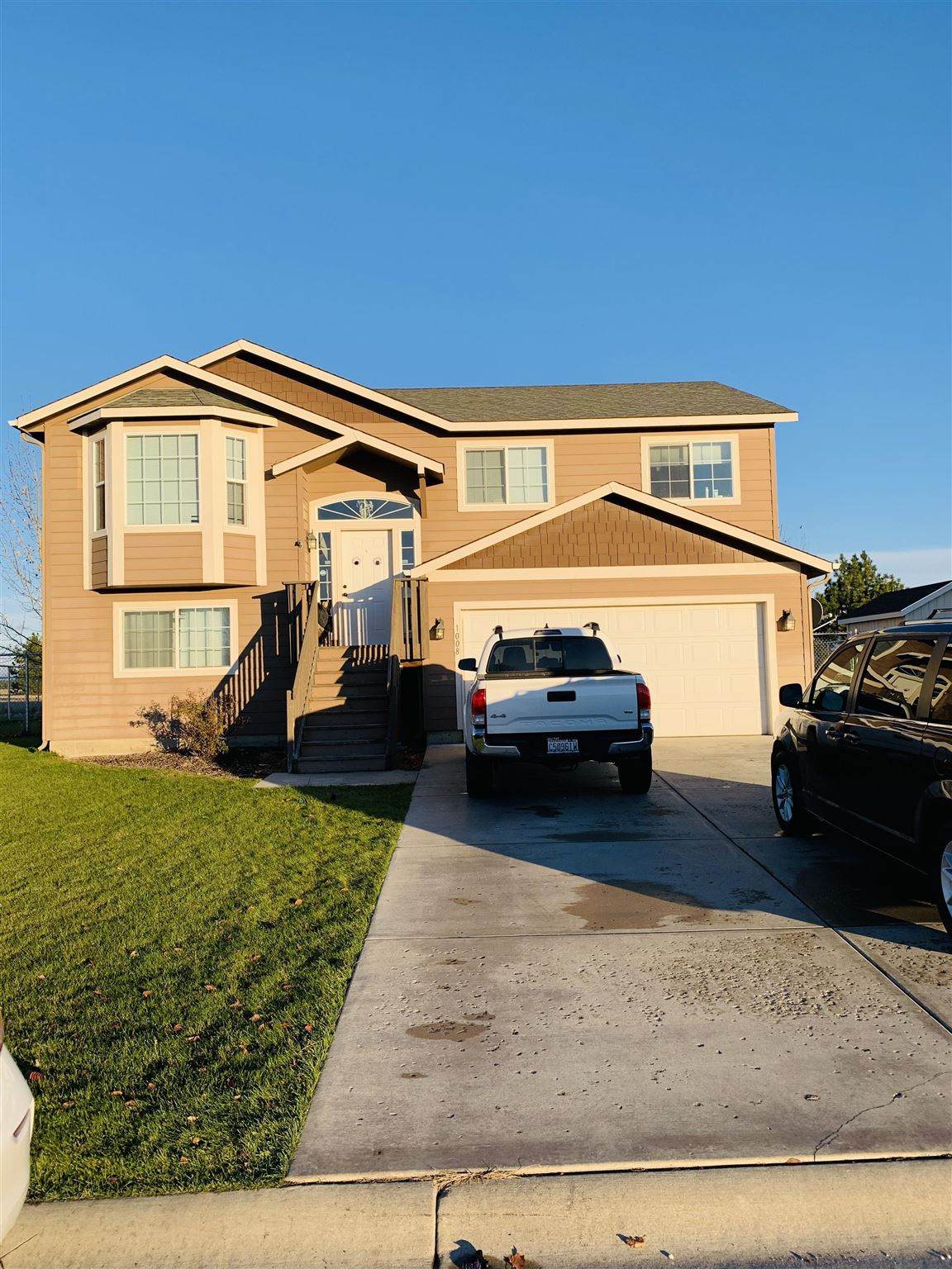 1008 Oasis St - Photo 1