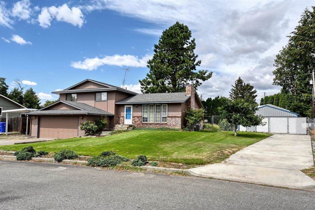 1704 Early Dawn Dr - Photo 1