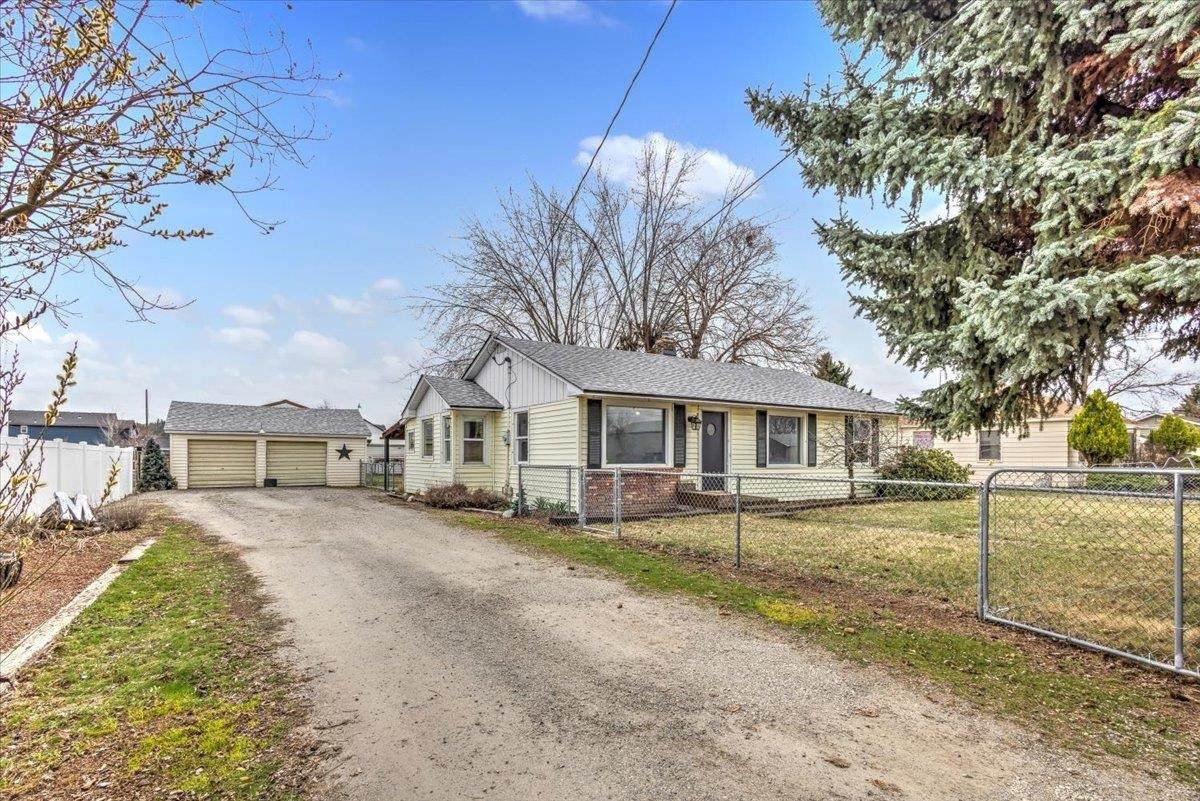 16924 Valleyway Ave - Photo 1