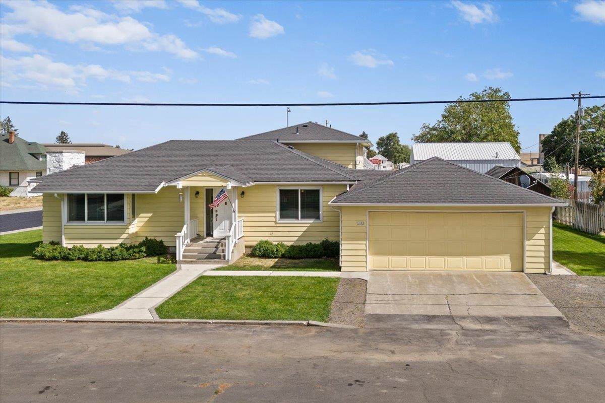 1203 8th St - Photo 1