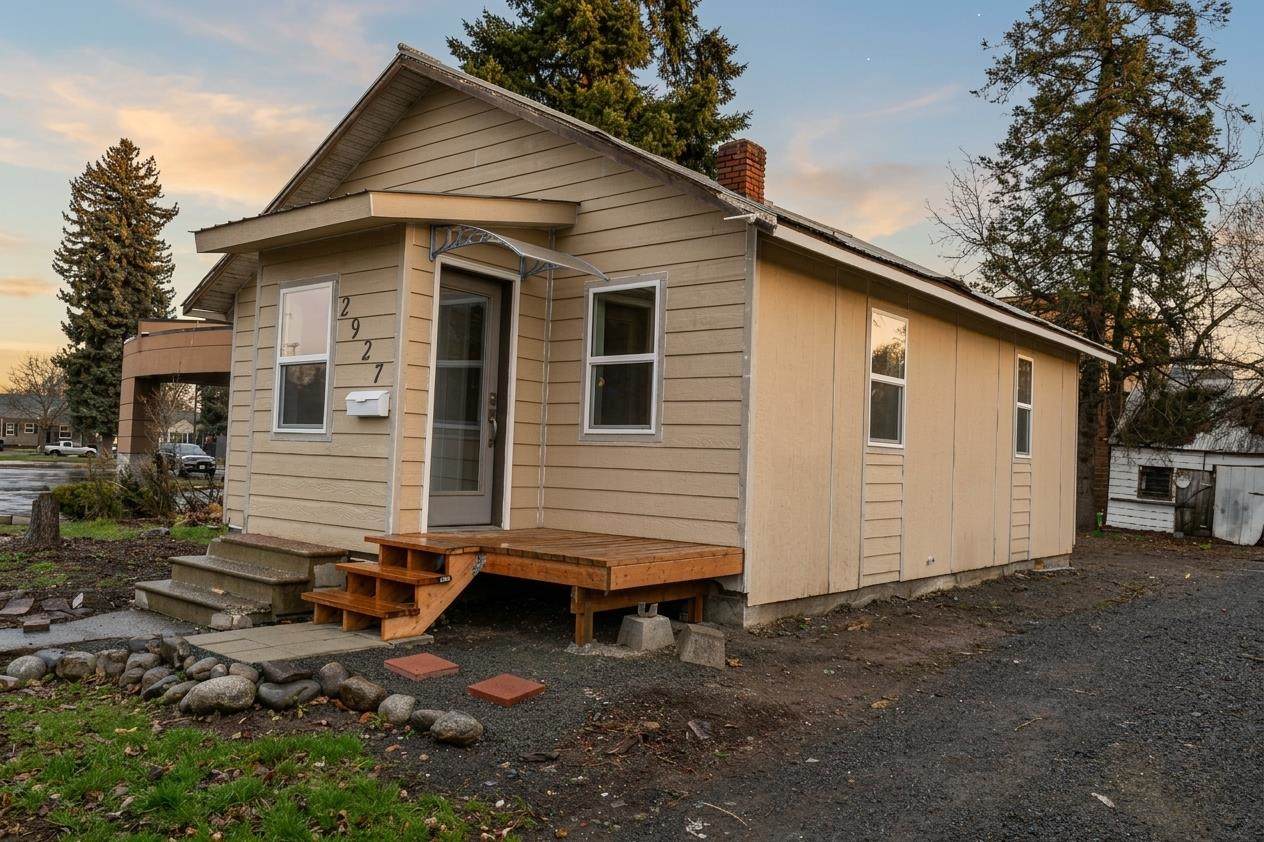 2927 Mission Ave - Photo 1