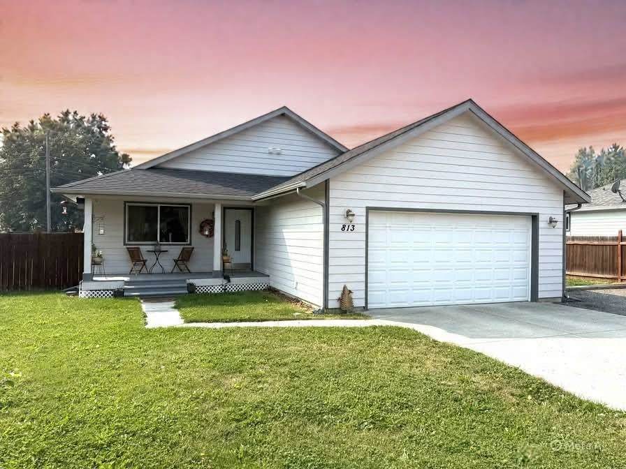 813 Tamarack Ln - Photo 1