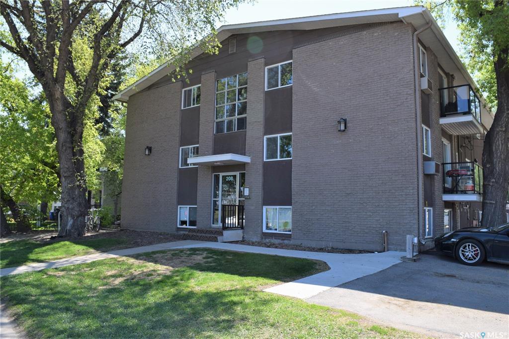 208 Saskatchewan Crescent - Photo 1