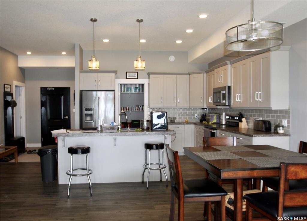 515 La Ronge Avenue - Photo 1