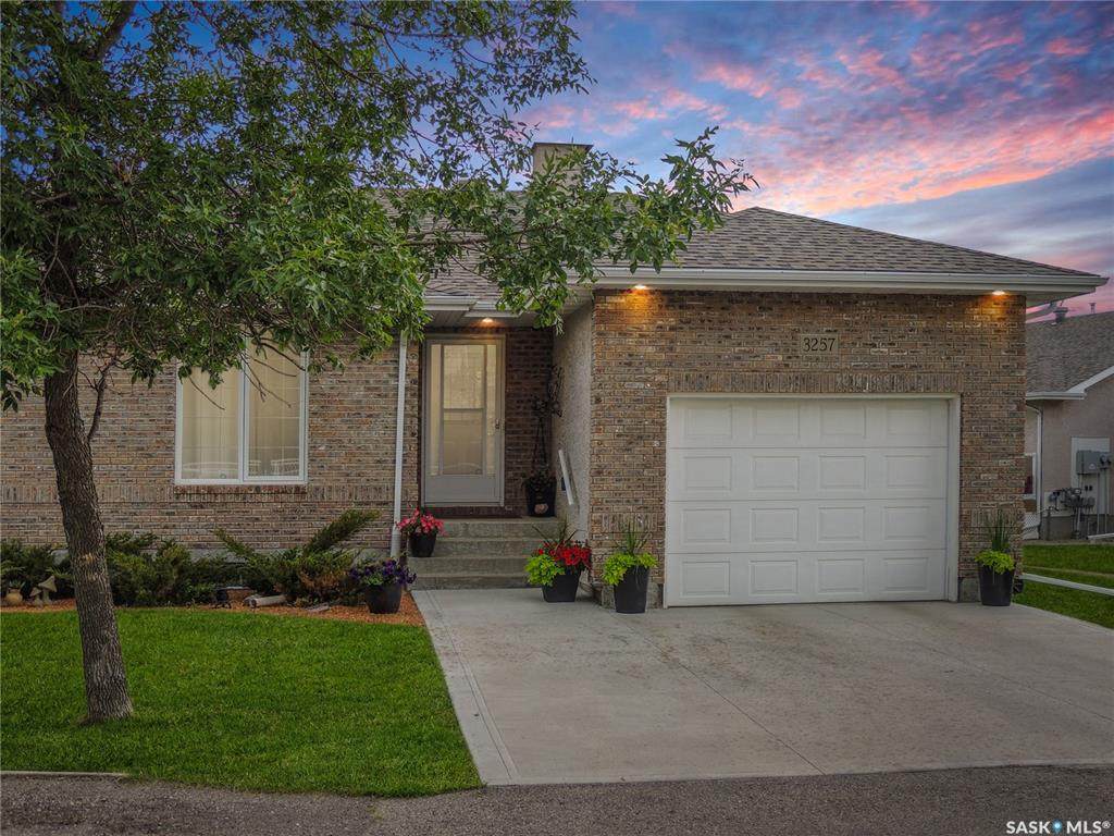 3257 Renfrew Crescent - Photo 1