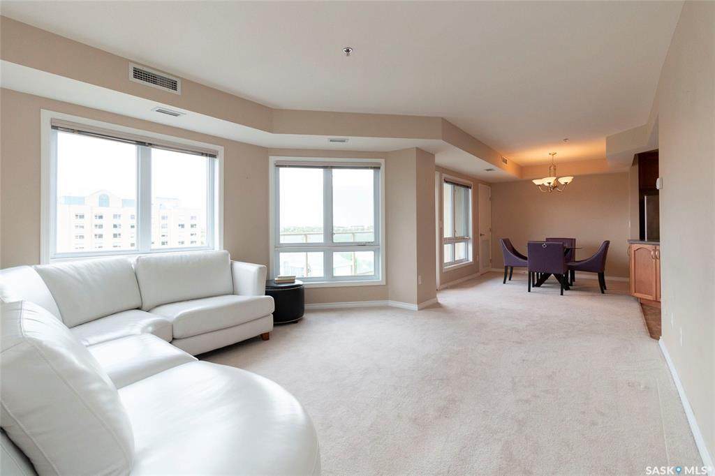 902 Spadina Crescent - Photo 1