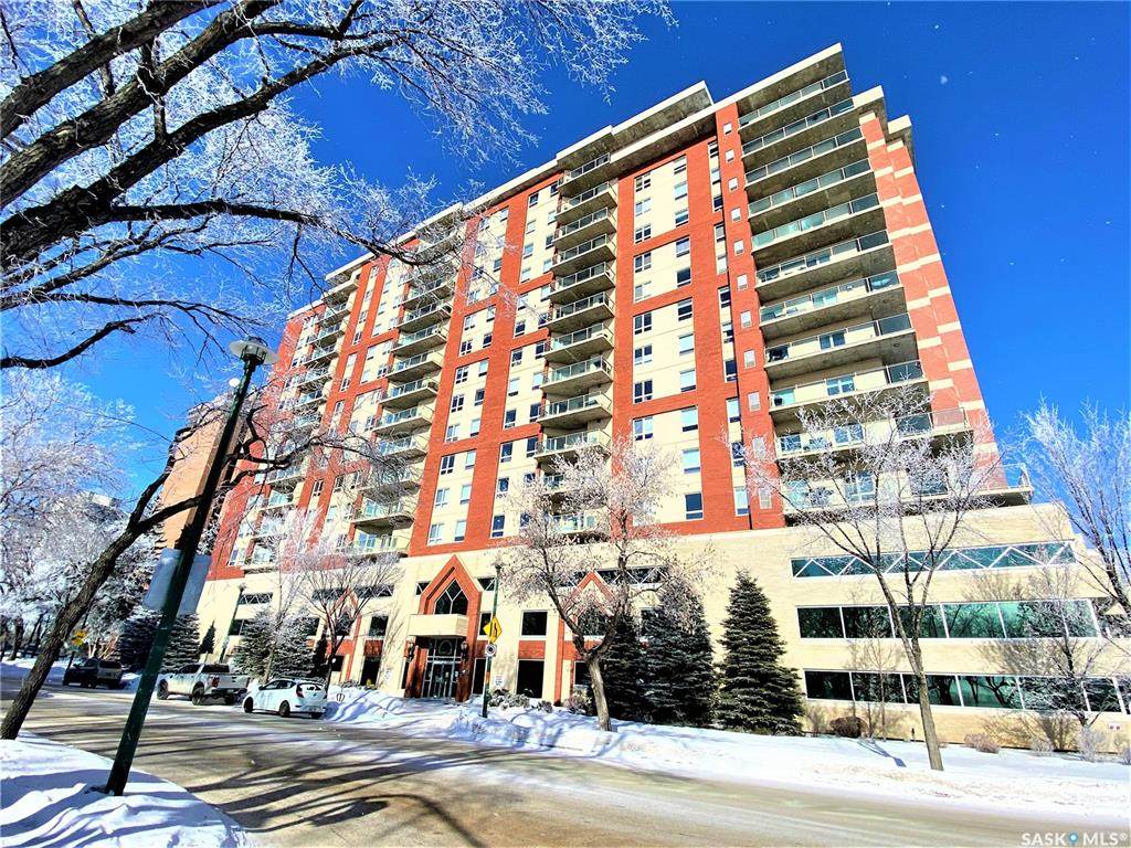 902 Spadina Crescent - Photo 1