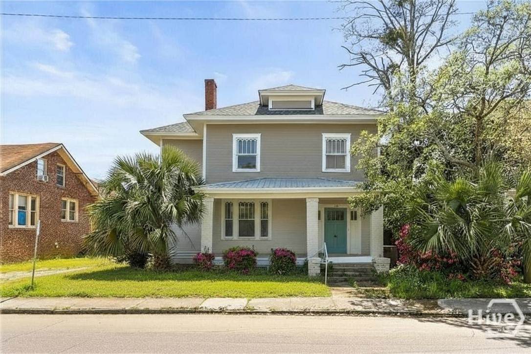 635 Maupas Avenue - Photo 1