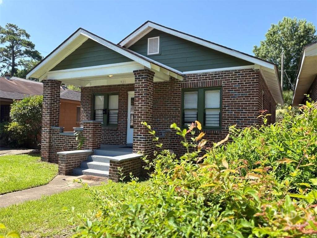 921 46 Street - Photo 1