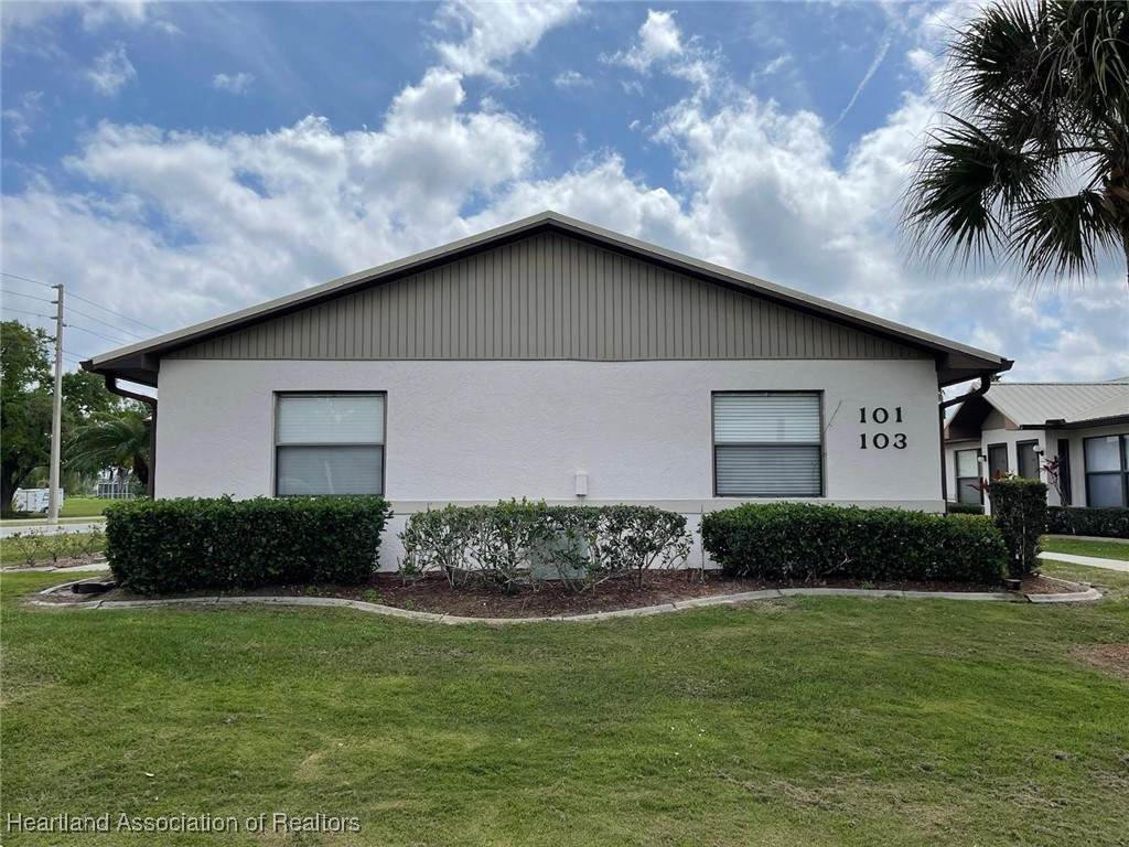 103 Villaway Circle - Photo 1