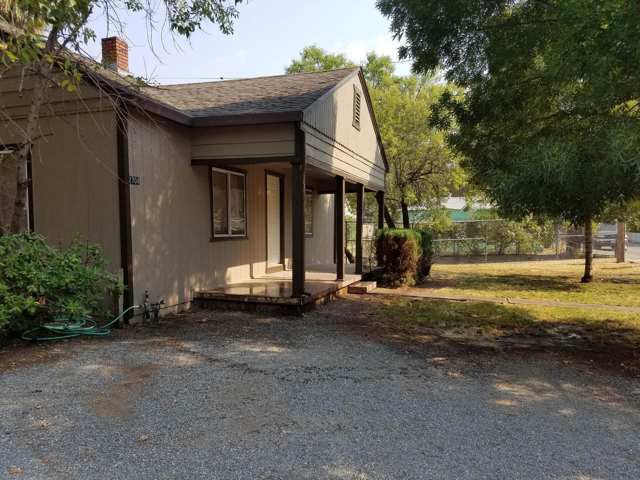 2704+2706 Akard Ave - Photo 1