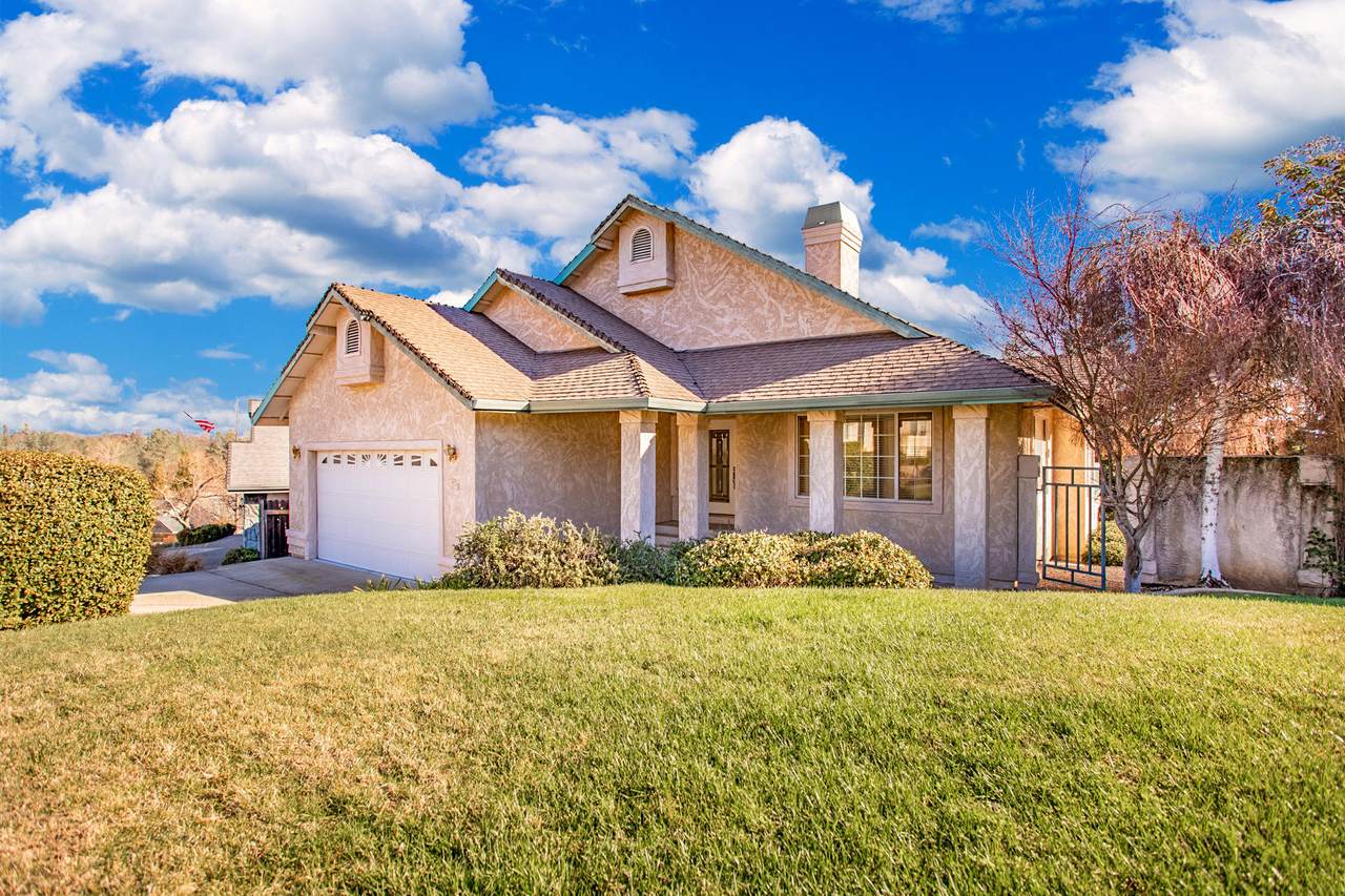 1039 Edgewater Ct - Photo 1