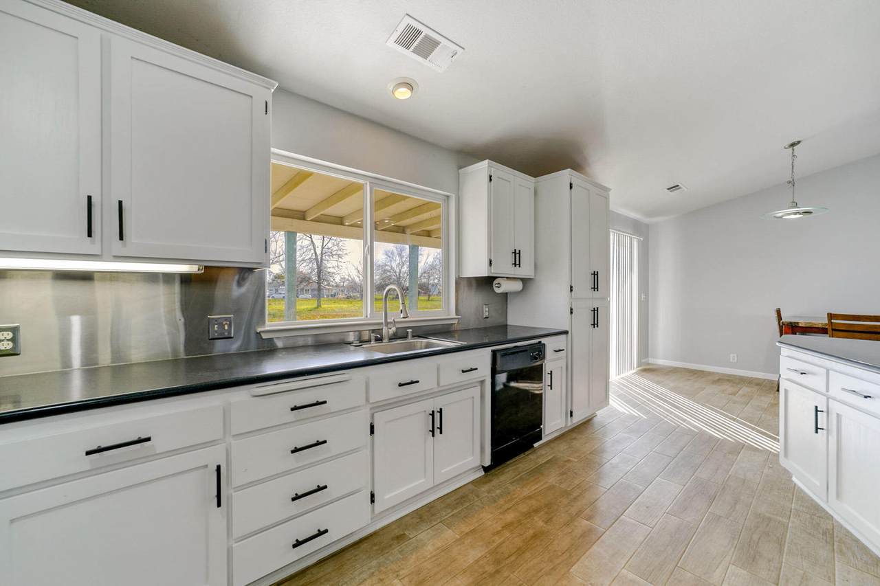 8560 Sherwood Blvd - Photo 1