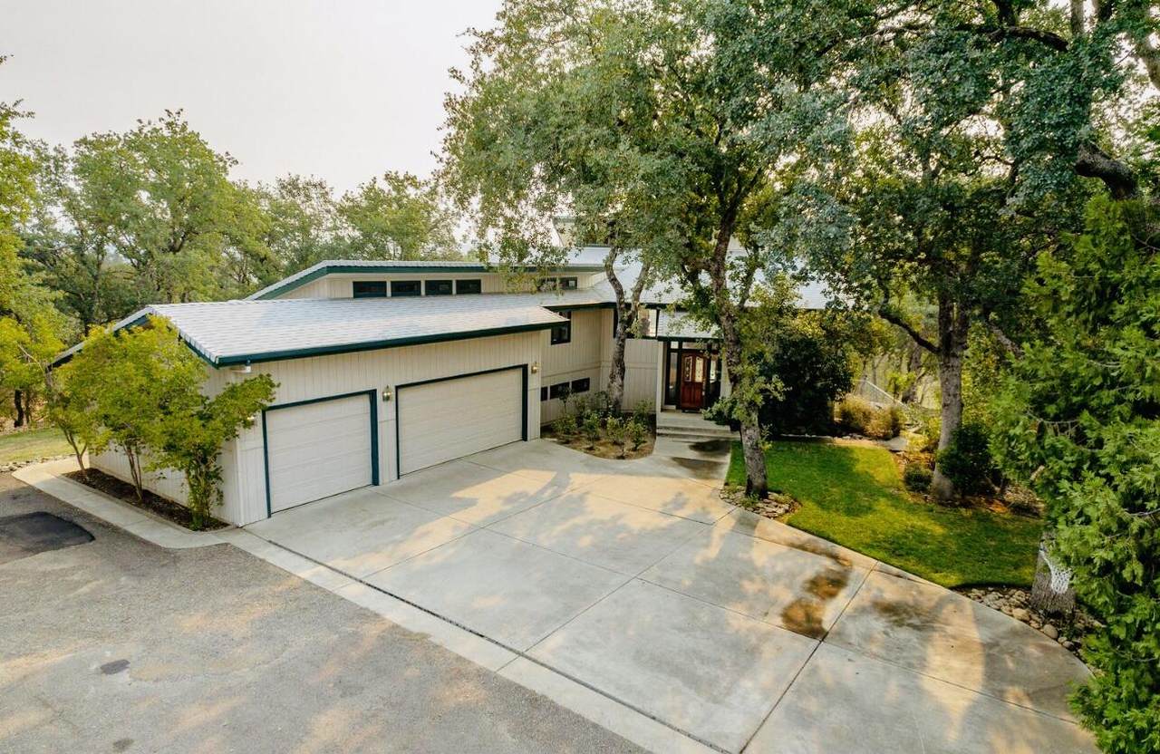 8827 Sun Valley Dr - Photo 1
