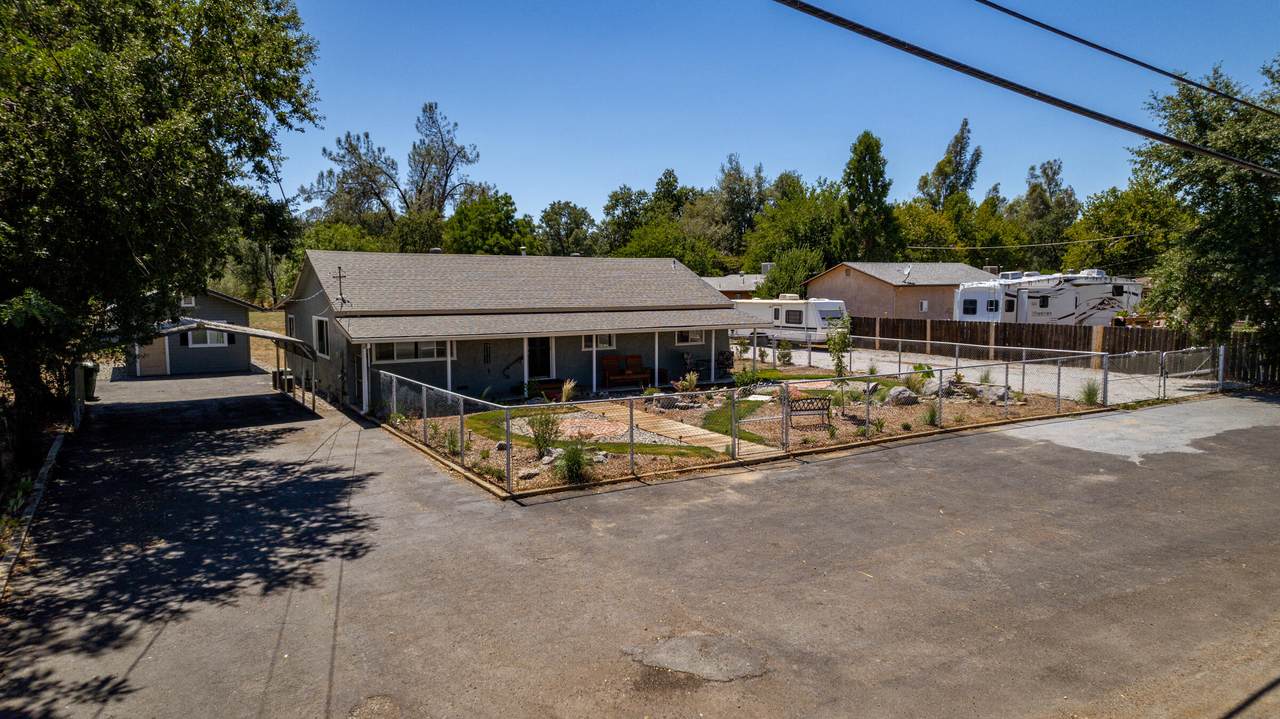 18638 Lloyd Ln - Photo 1