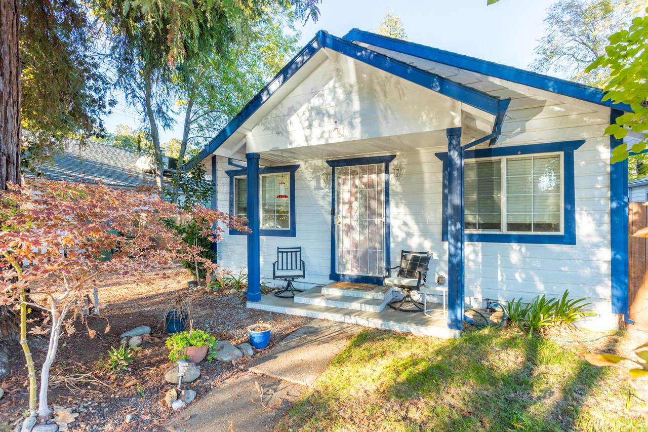 842 State St - Photo 1