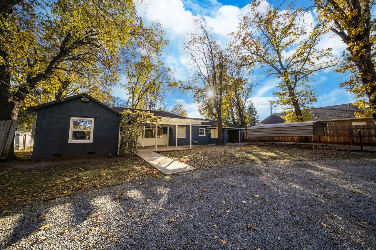 1605 Mistletoe Ln - Photo 1