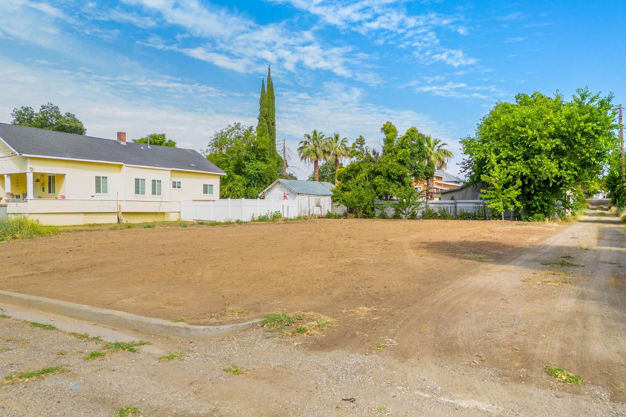 1038 Oak St - Photo 1