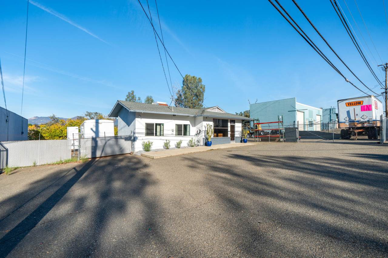 640 Twin View Boulevard - Photo 1