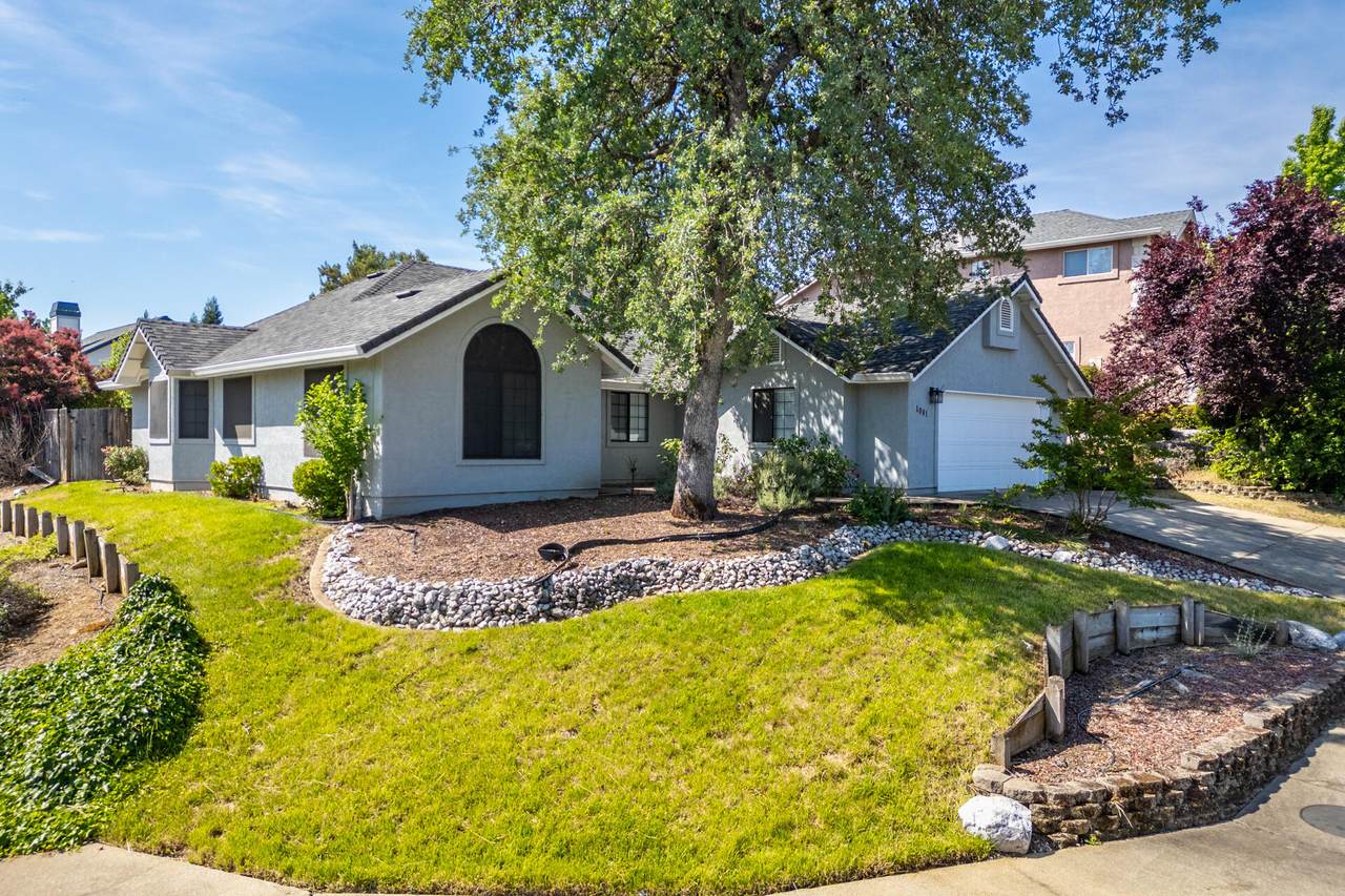 1081 Edgewater Court - Photo 1