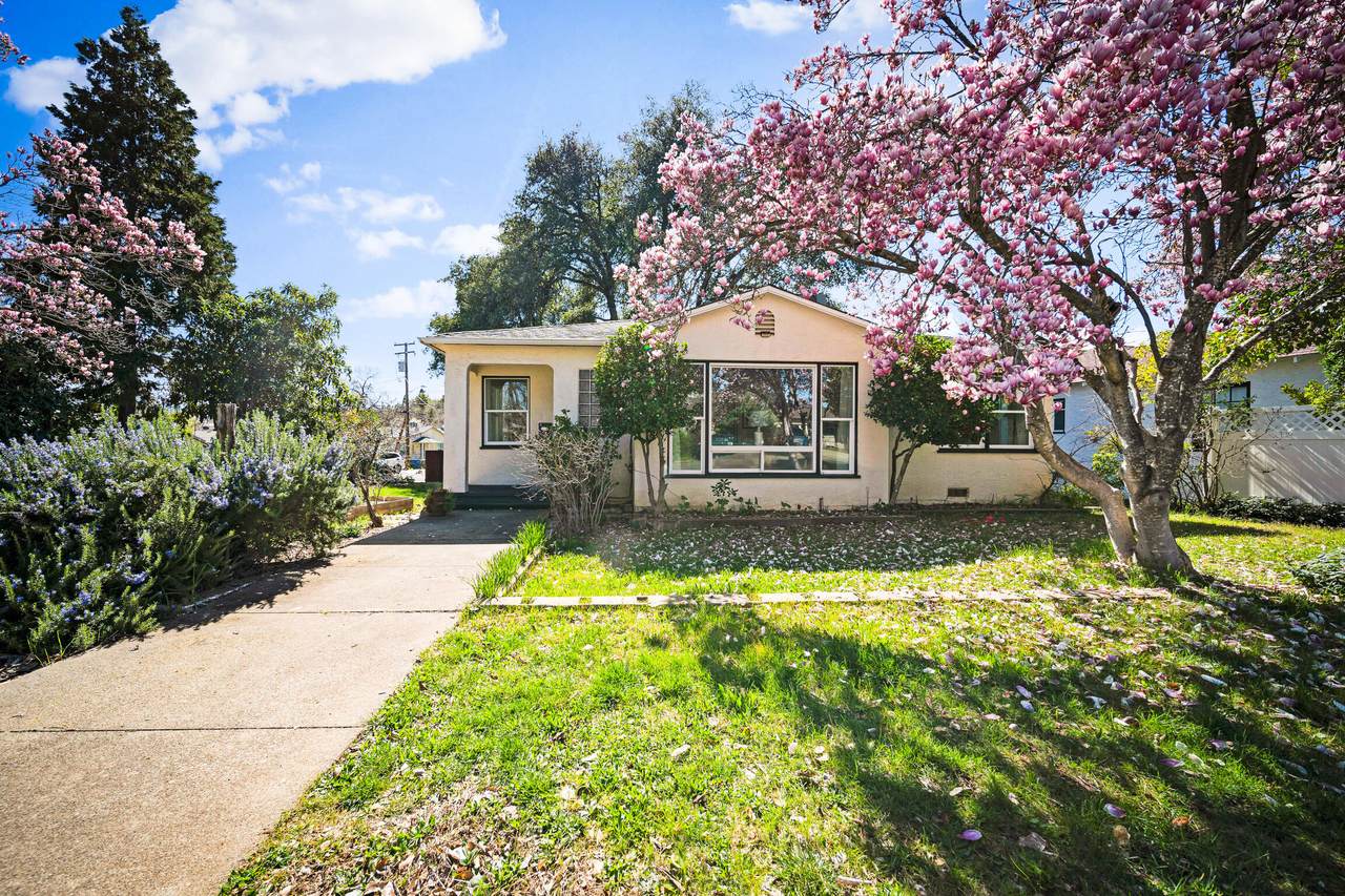 784 Lakeview Drive - Photo 1