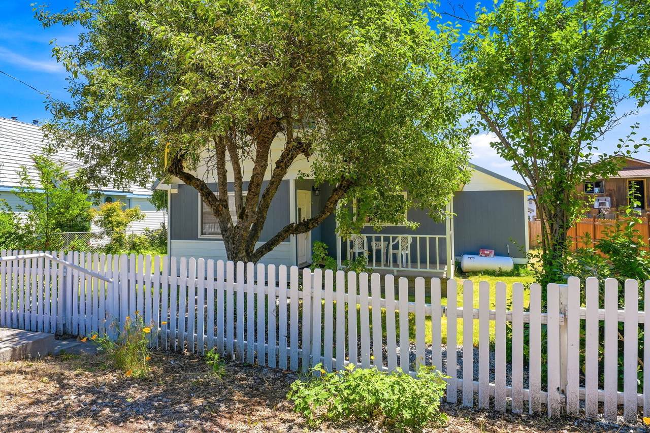 924 Oak Street - Photo 1