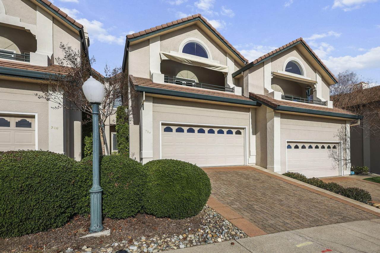 724 Oakhurst Trail - Photo 1