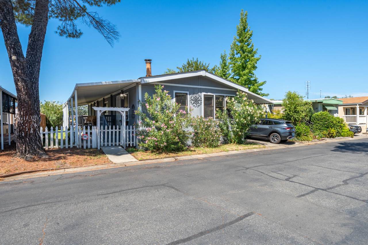 852 Mountain Shadows Boulevard - Photo 1