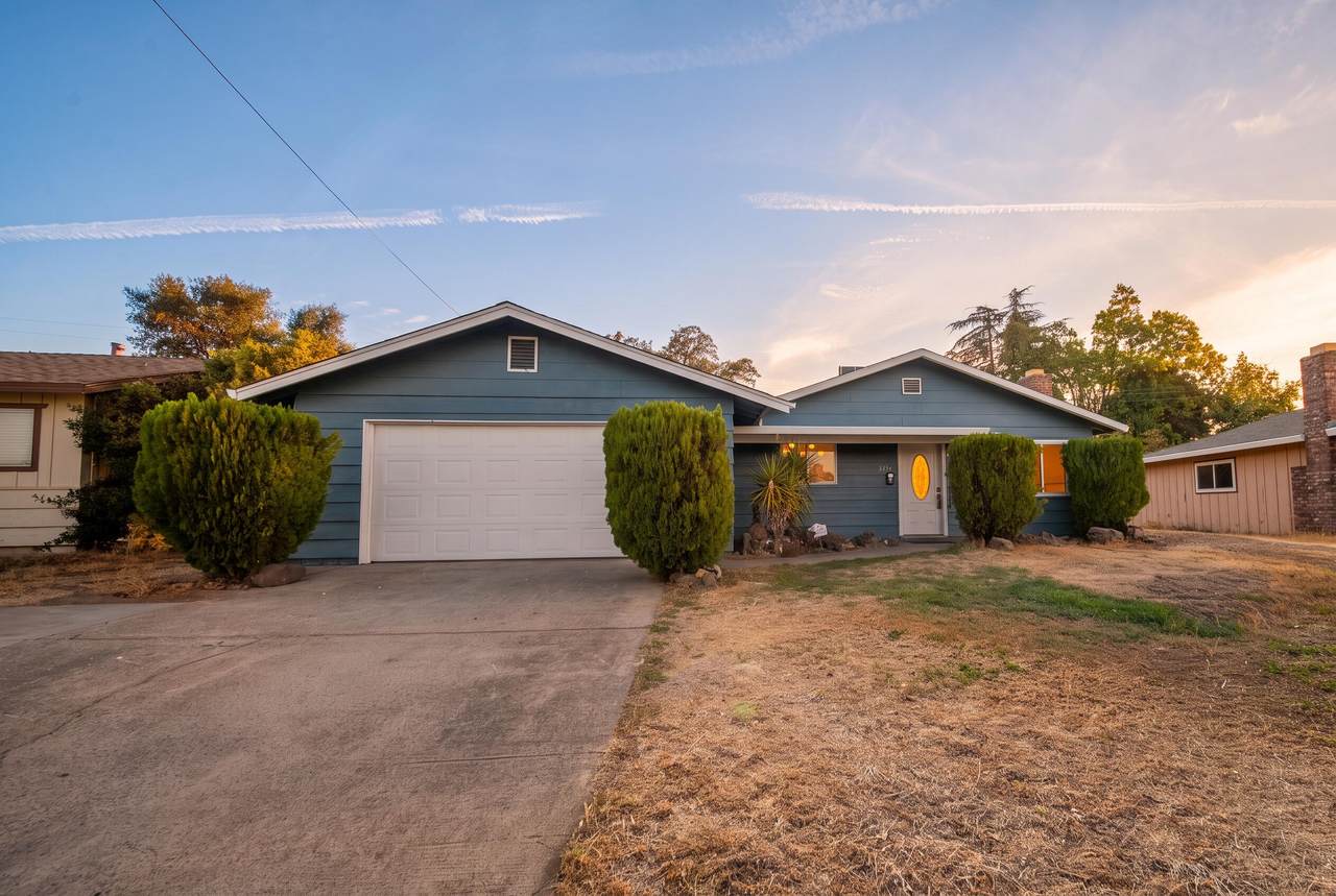 1458 Hemlock Avenue - Photo 1